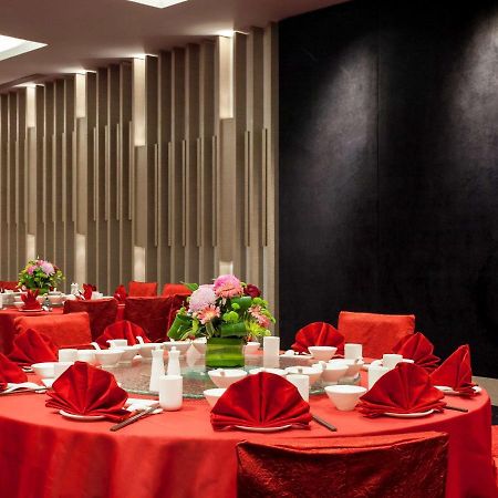 Pullman Miri Waterfront Hotell Eksteriør bilde A banquet hall in a hotel