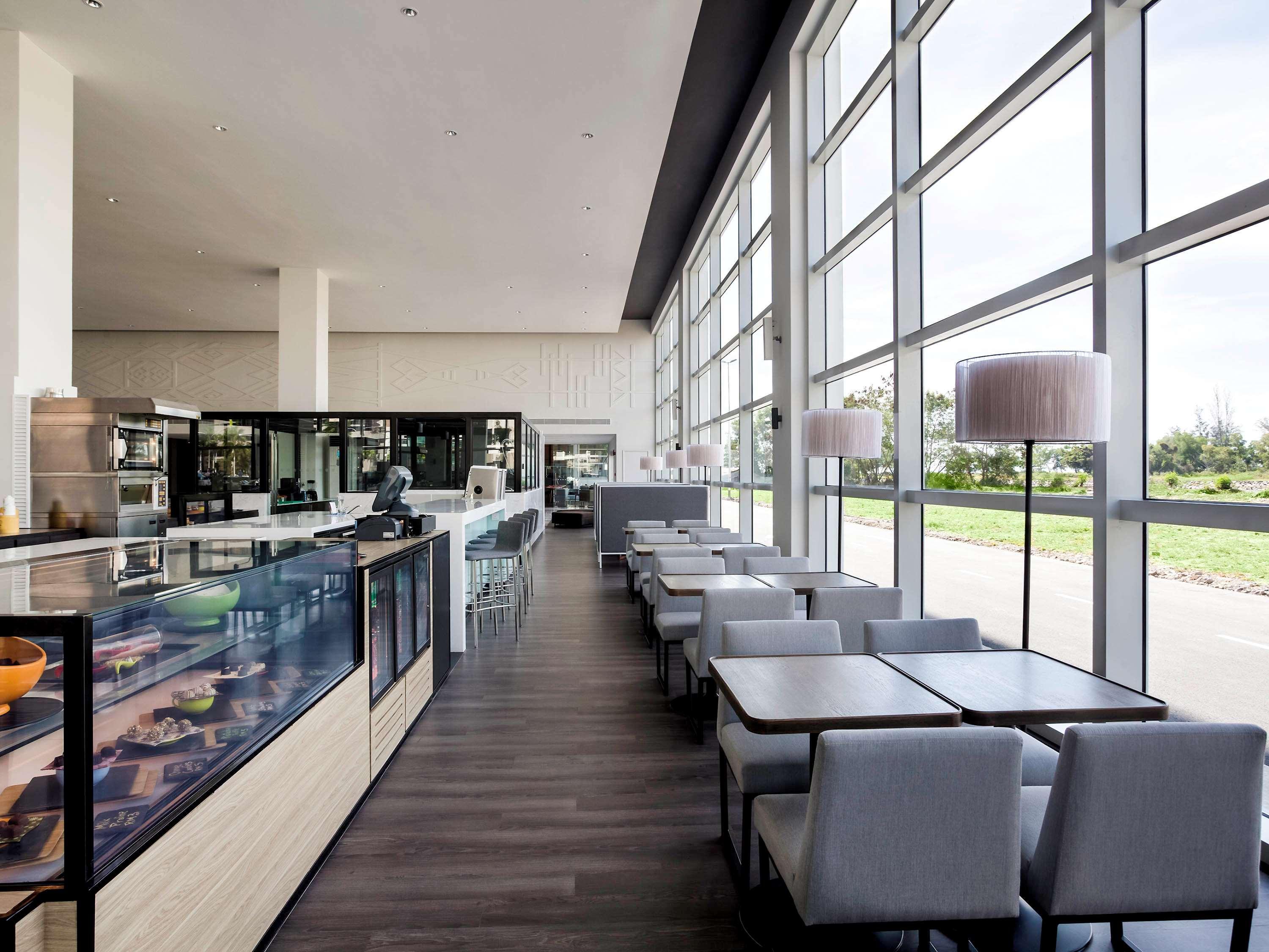 Pullman Miri Waterfront Hotell Eksteriør bilde The interior of the restaurant