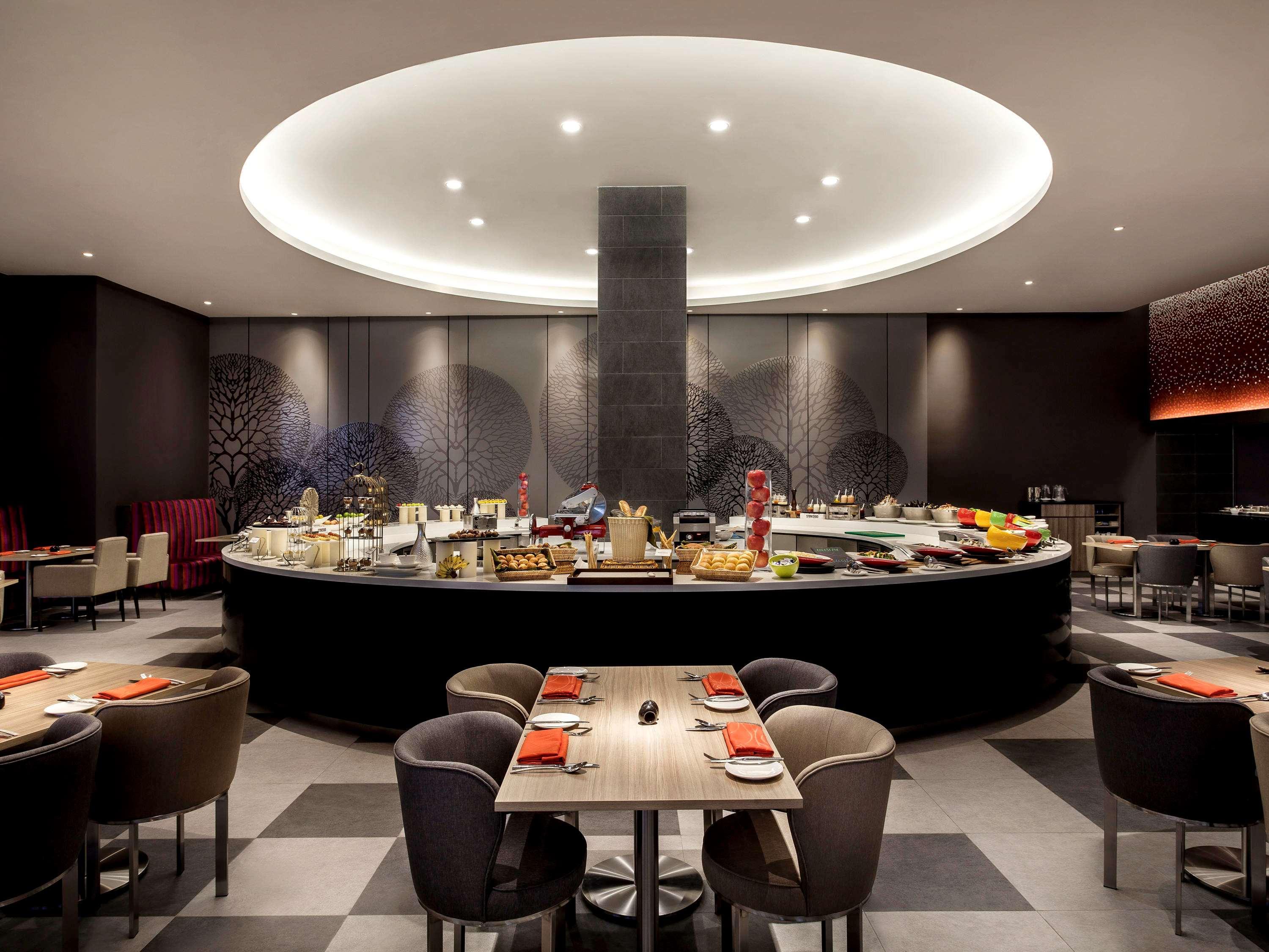 Pullman Miri Waterfront Hotell Eksteriør bilde The restaurant