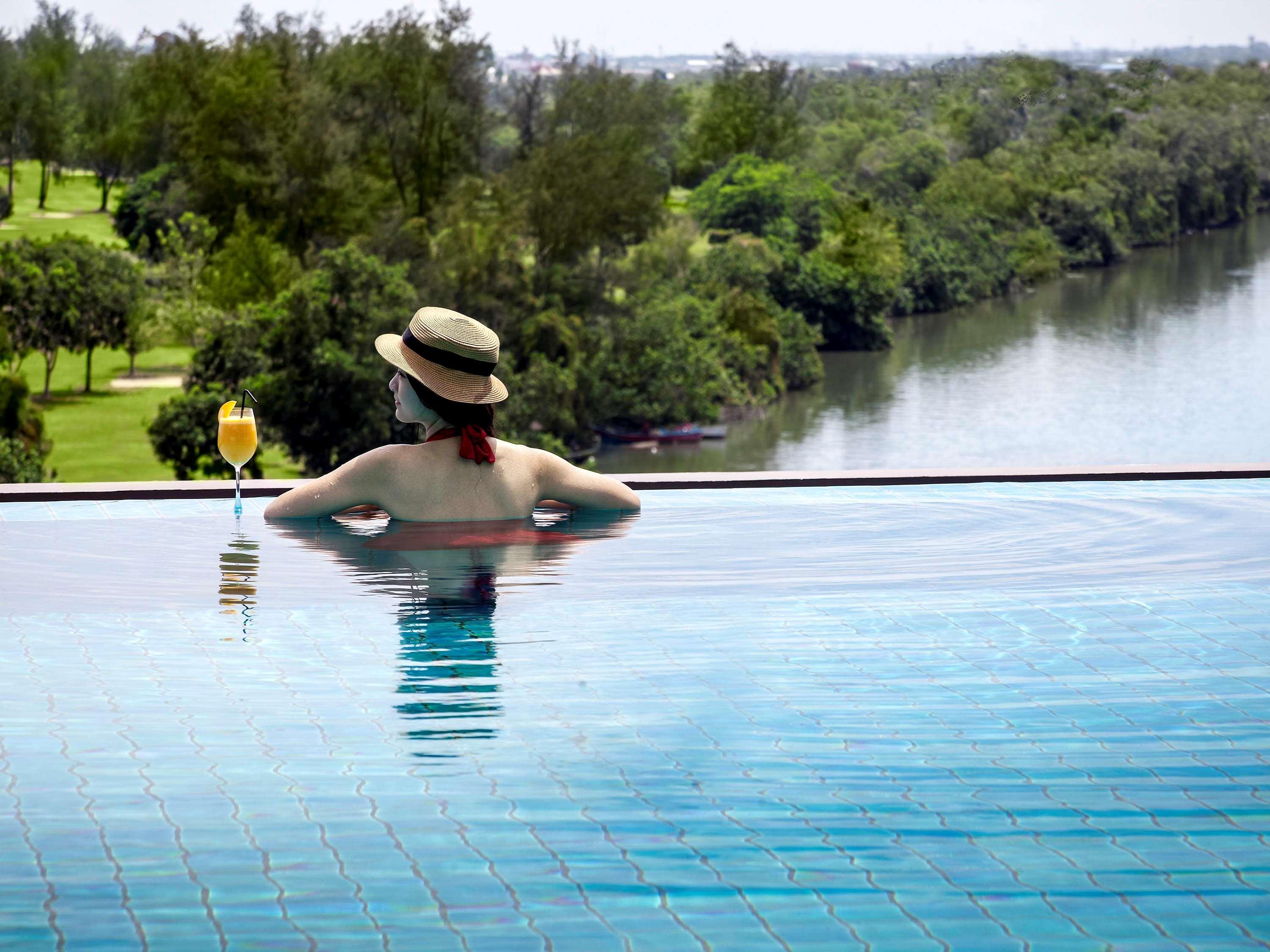 Pullman Miri Waterfront Hotell Eksteriør bilde Infinity pool at The Riverine Resort