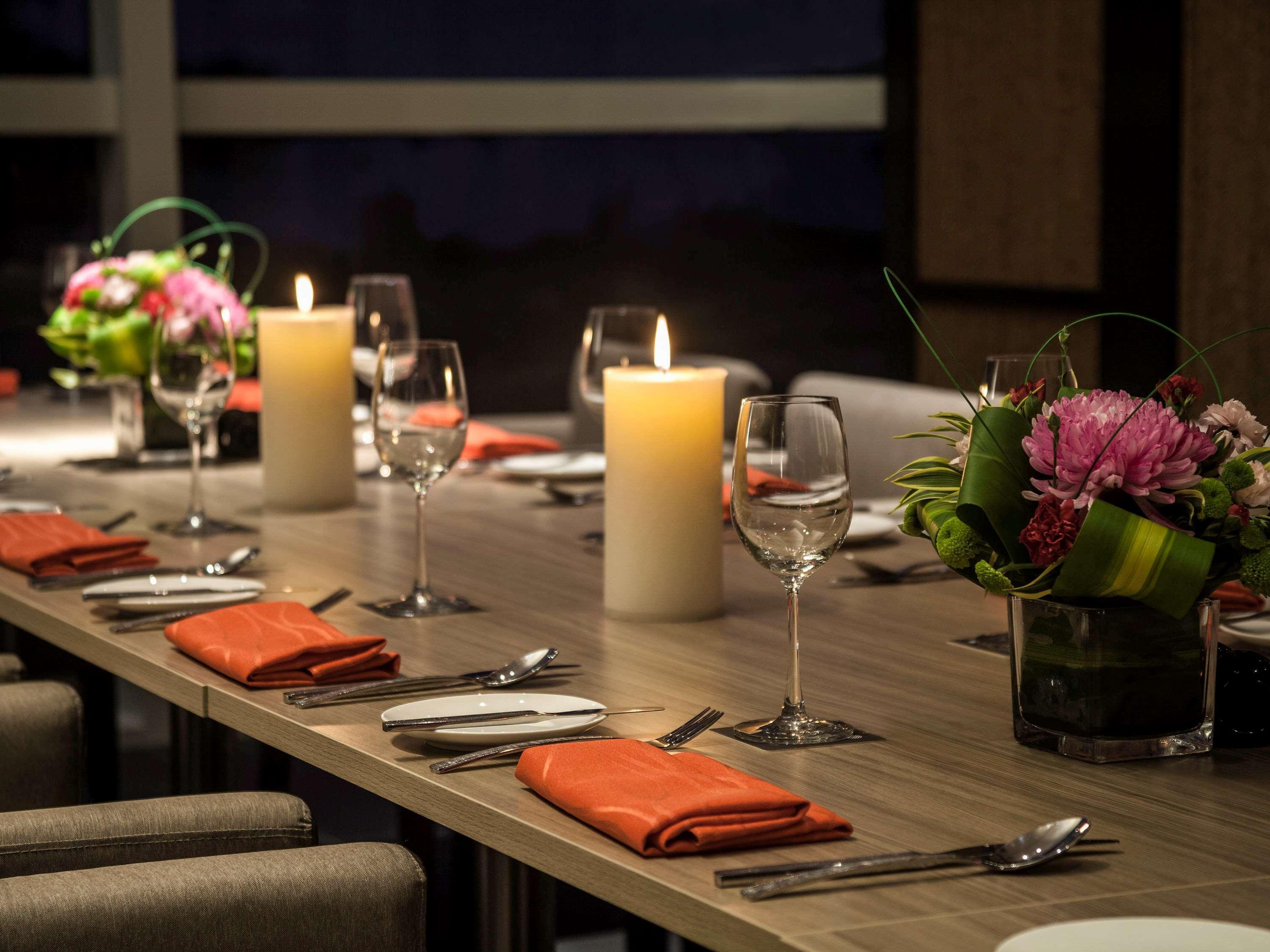 Pullman Miri Waterfront Hotell Eksteriør bilde A table set for a meal