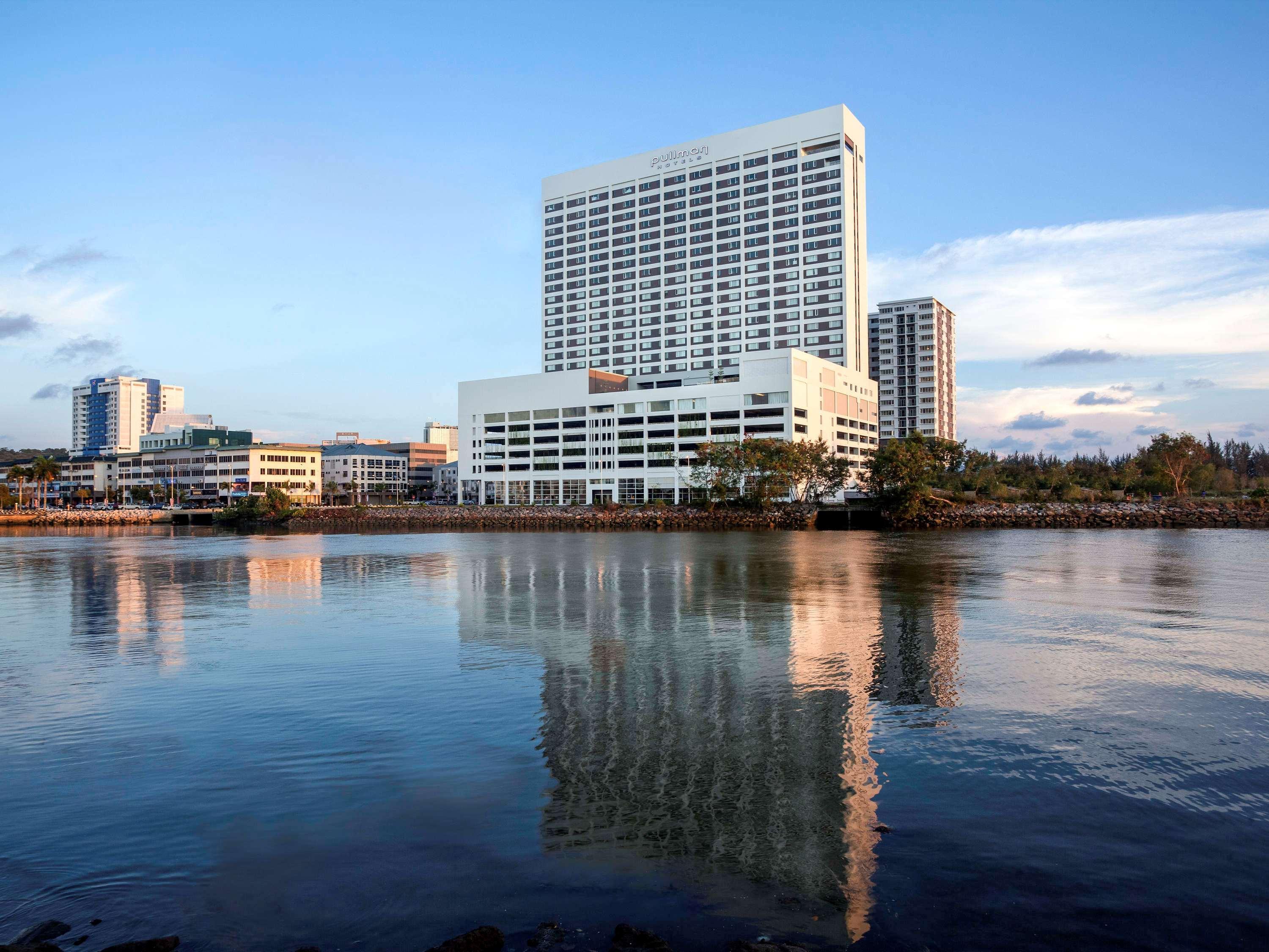 Pullman Miri Waterfront Hotell Eksteriør bilde The Harbor Tower