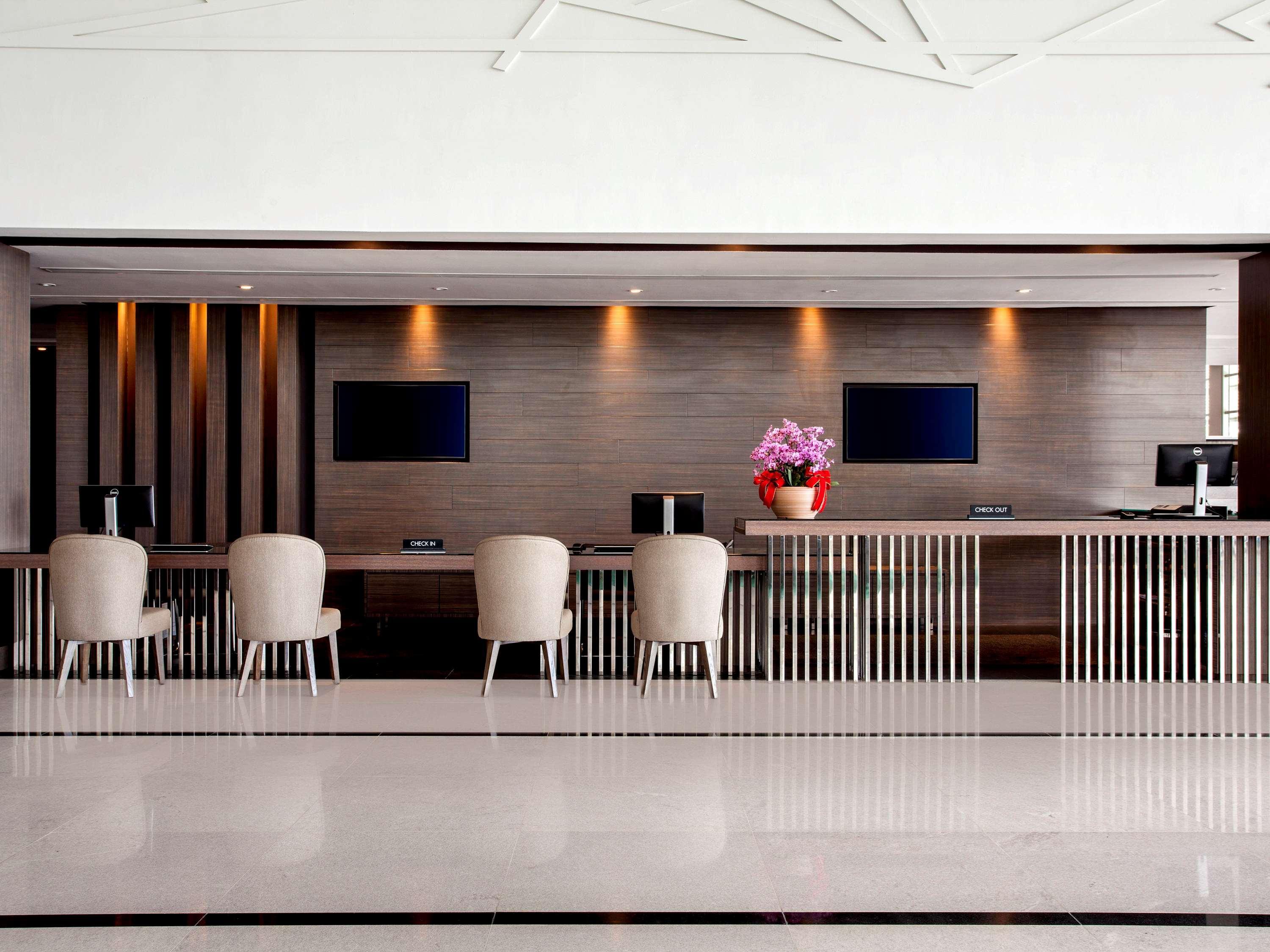 Pullman Miri Waterfront Hotell Eksteriør bilde The lobby of the hotel