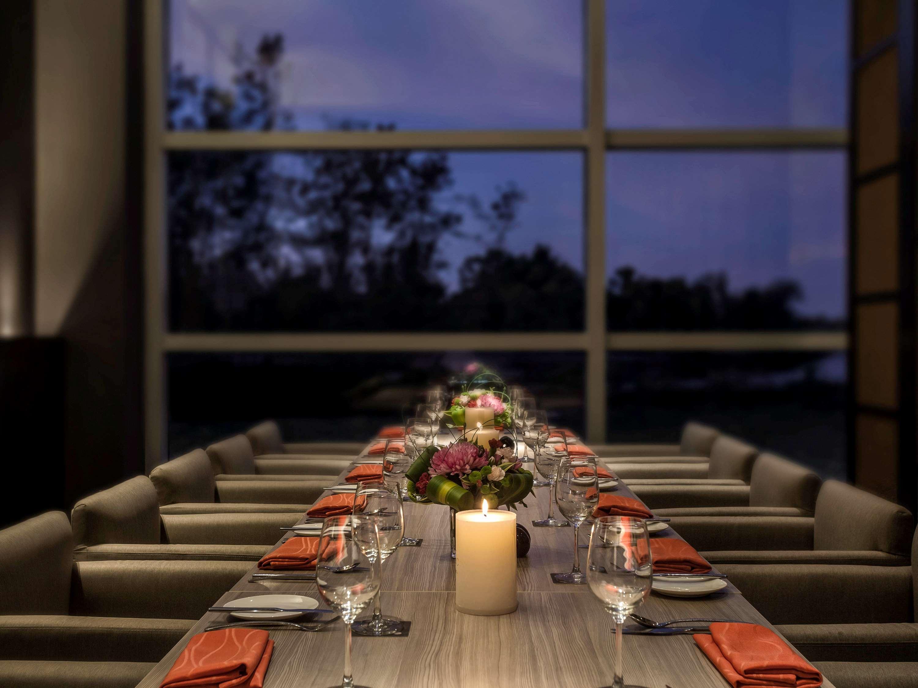 Pullman Miri Waterfront Hotell Eksteriør bilde The Club at Changi Airport