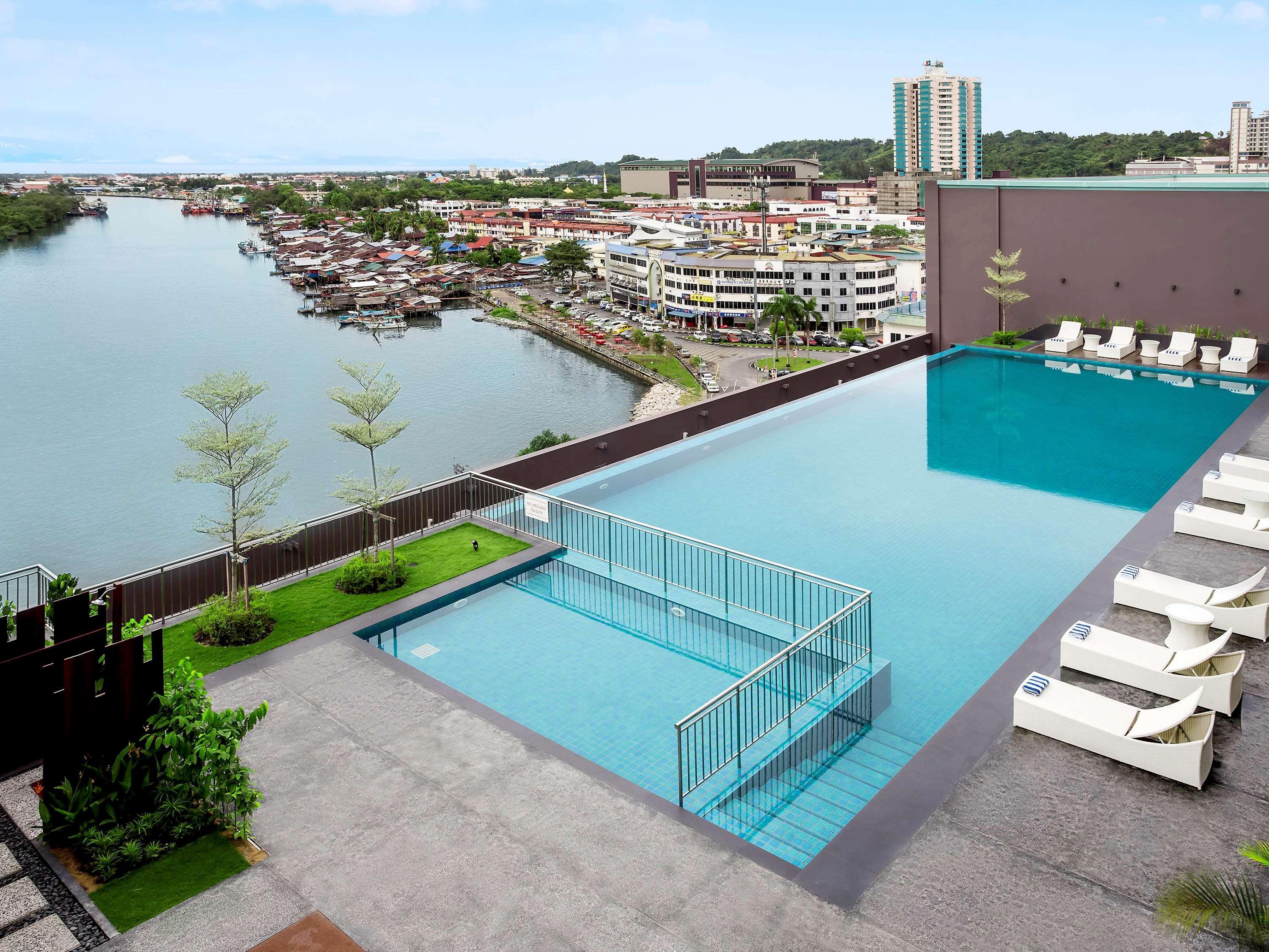 Pullman Miri Waterfront Hotell Eksteriør bilde Infinity pool at the top of the hotel