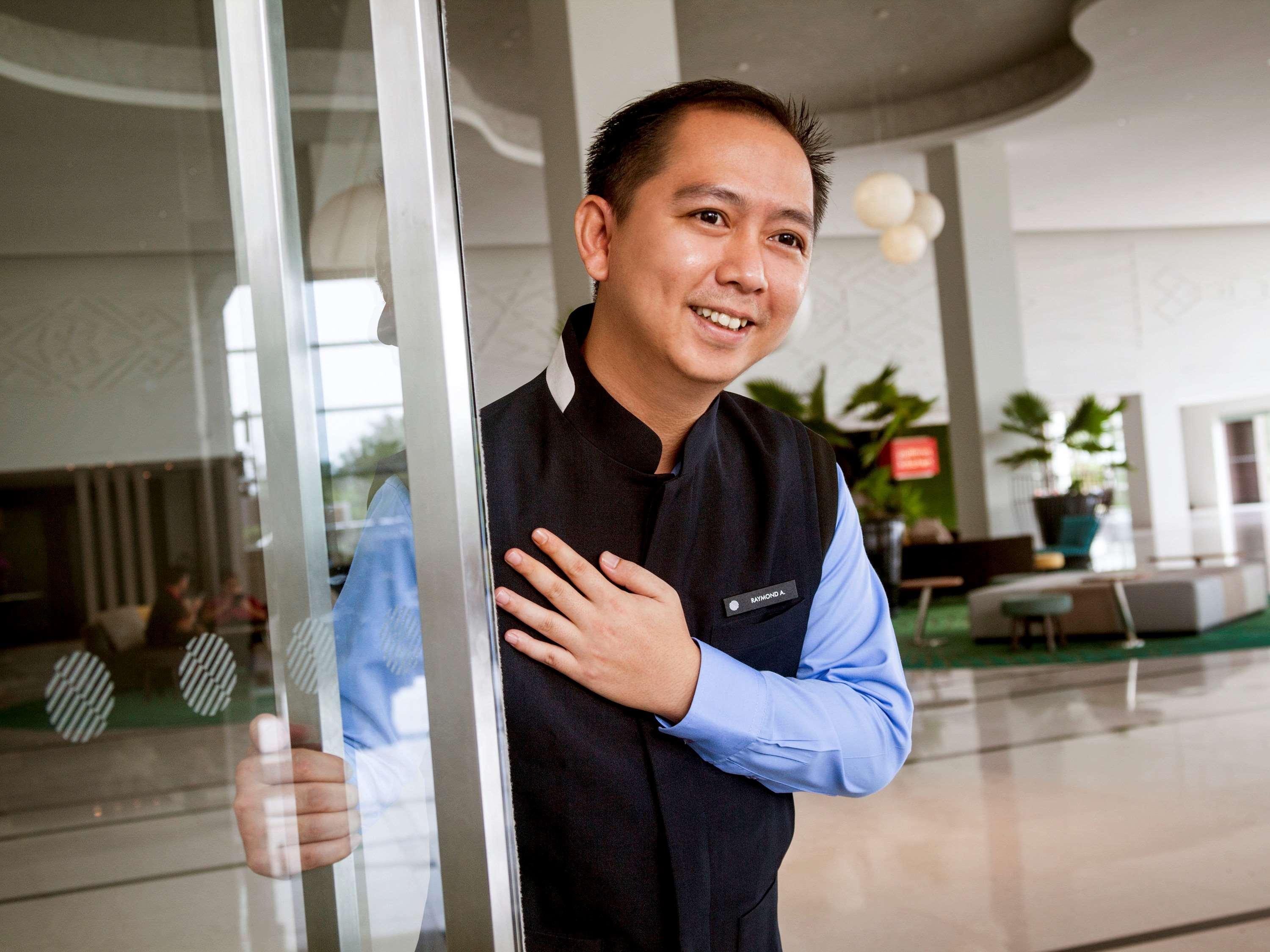 Pullman Miri Waterfront Hotell Eksteriør bilde A doorman at a hotel in Vietnam