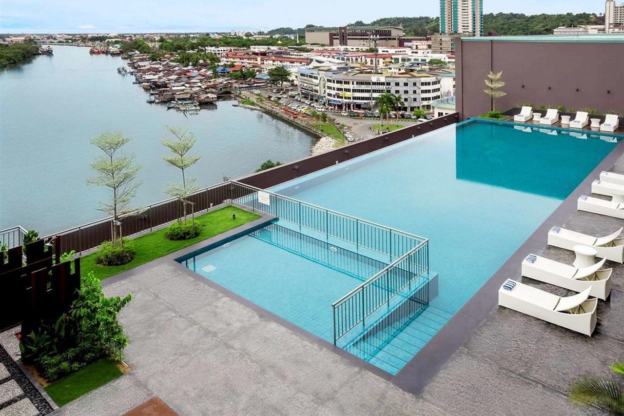 Pullman Miri Waterfront Hotell Eksteriør bilde Infinity pool