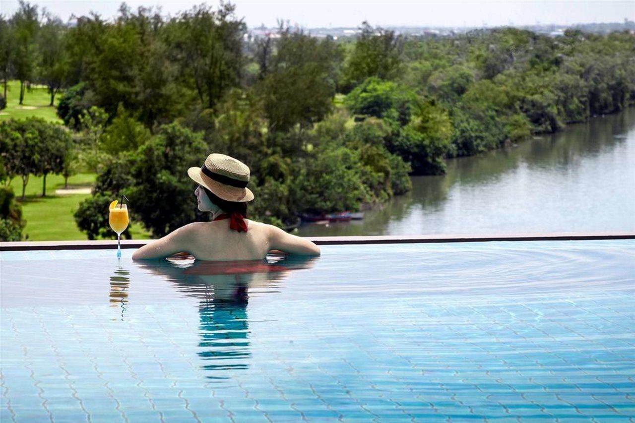 Pullman Miri Waterfront Hotell Eksteriør bilde Infinity pool at The Oberoi, Udaiypore