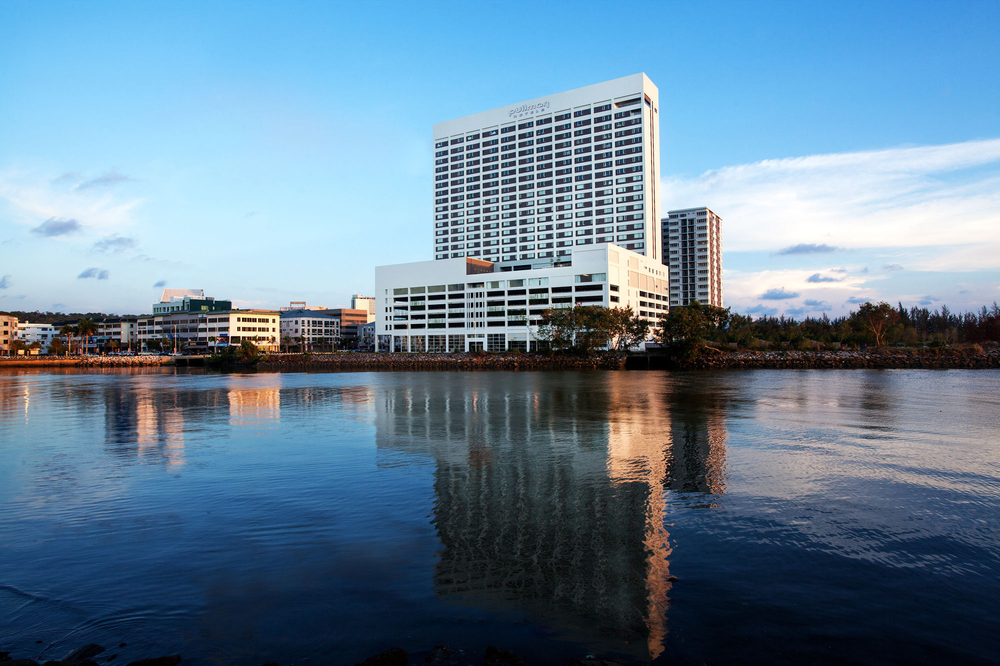 Pullman Miri Waterfront Hotell Eksteriør bilde The hotel in 2011