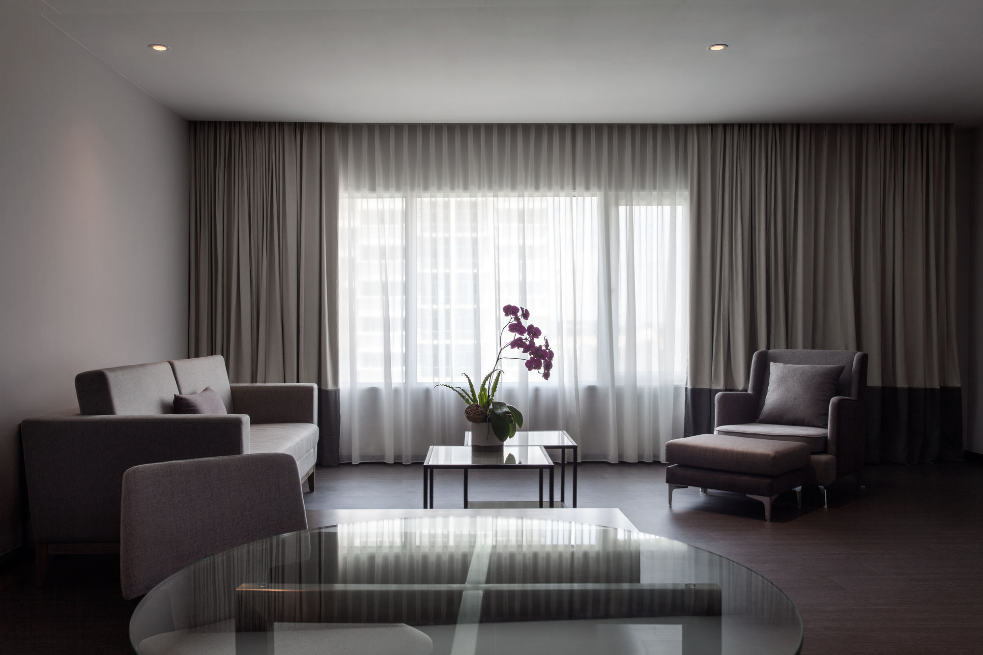 Pullman Miri Waterfront Hotell Eksteriør bilde A living room with curtains