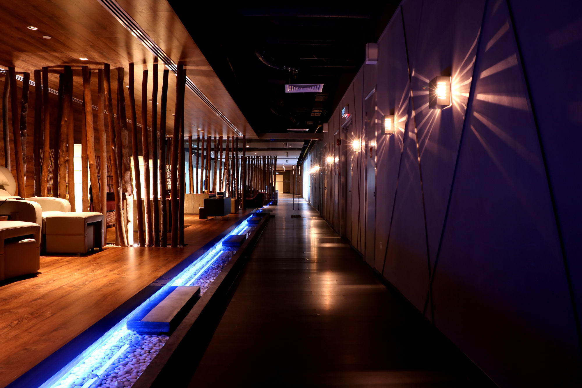 Pullman Miri Waterfront Hotell Eksteriør bilde The interior of the airport's VIP lounge