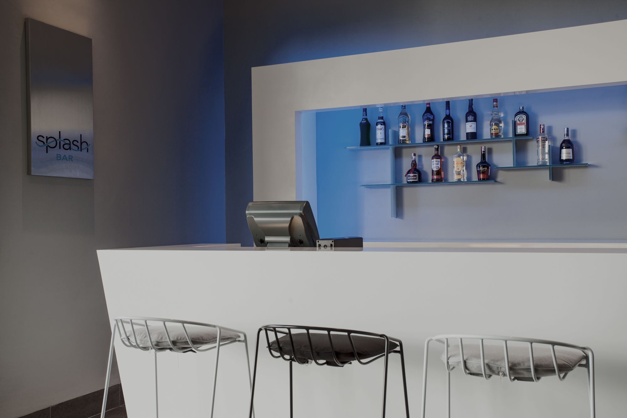 Pullman Miri Waterfront Hotell Eksteriør bilde Splash Bar