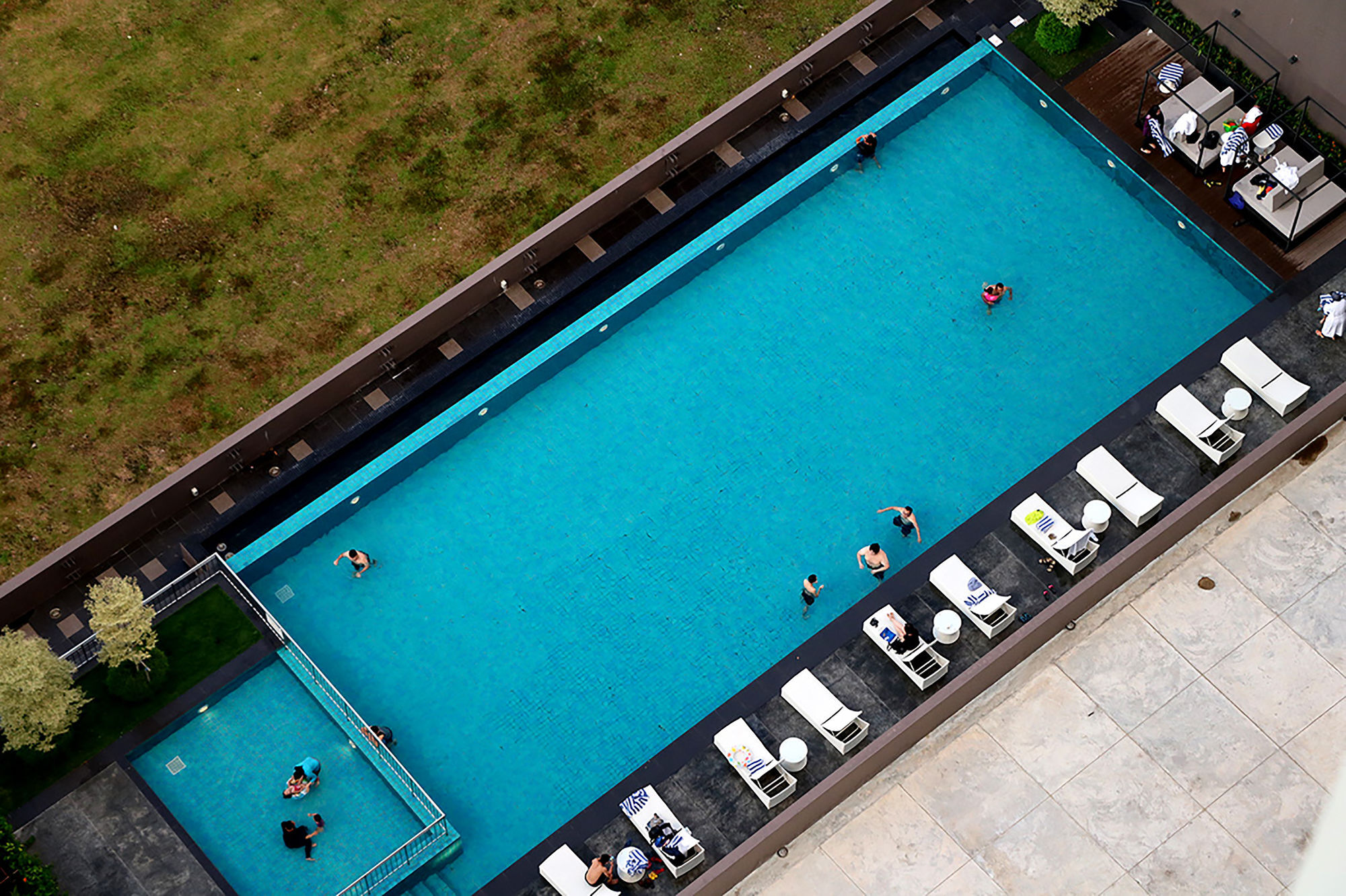Pullman Miri Waterfront Hotell Eksteriør bilde The pool at the hotel