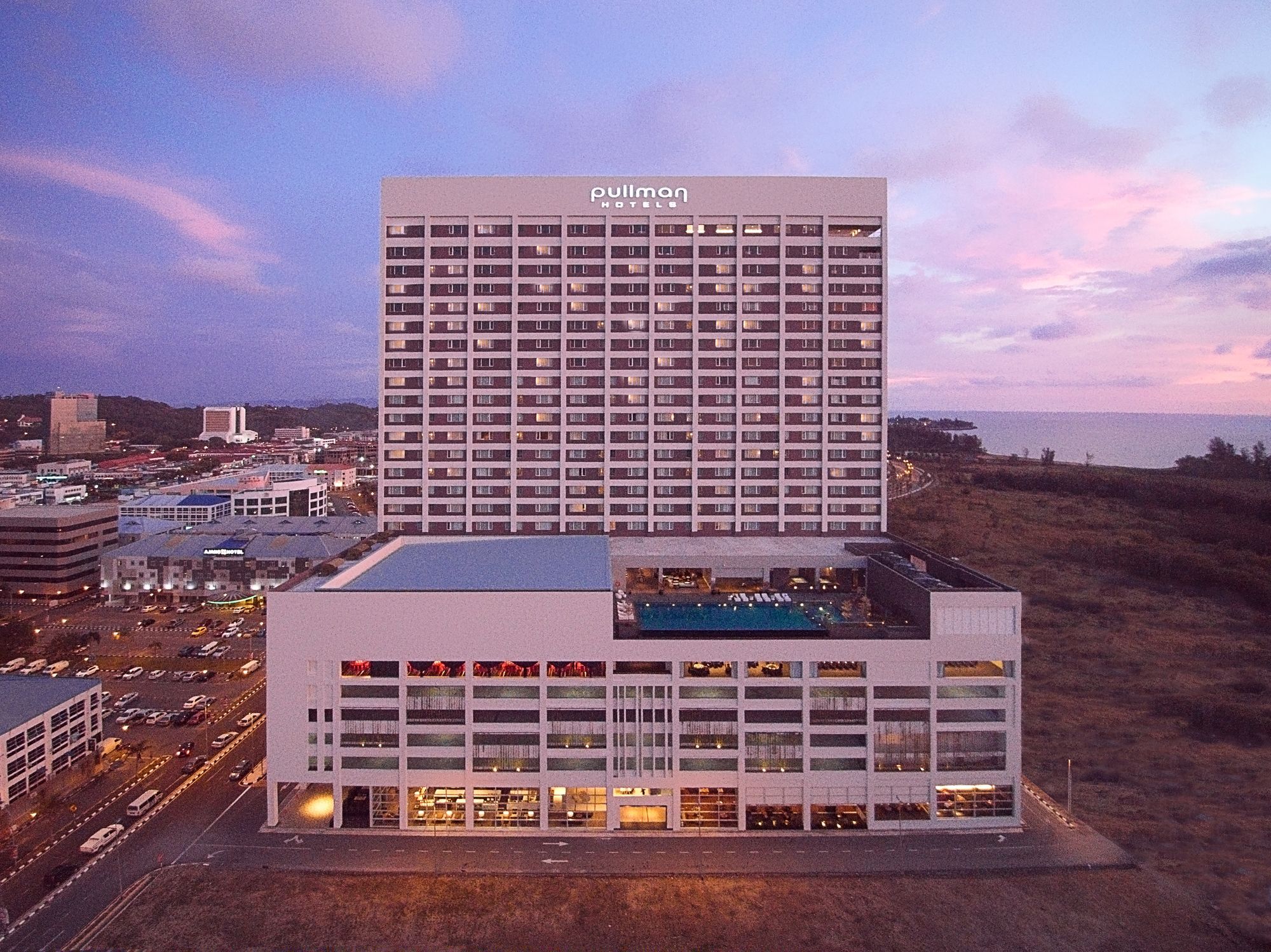 Pullman Miri Waterfront Hotell Eksteriør bilde The hotel in 2015