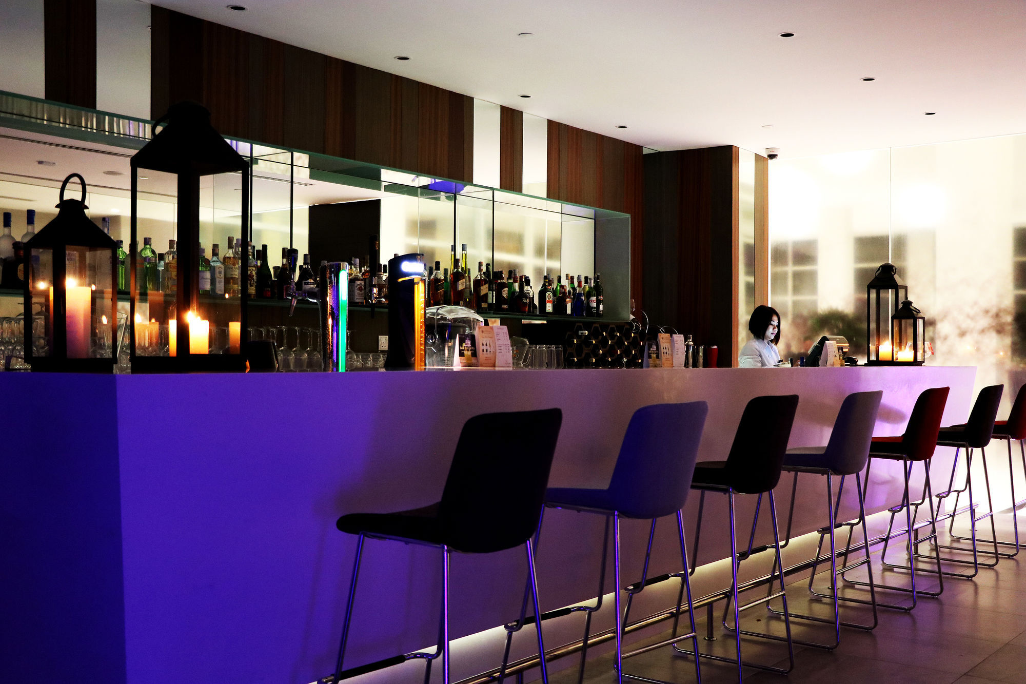 Pullman Miri Waterfront Hotell Eksteriør bilde The bar at the 100 Queen's Gate
