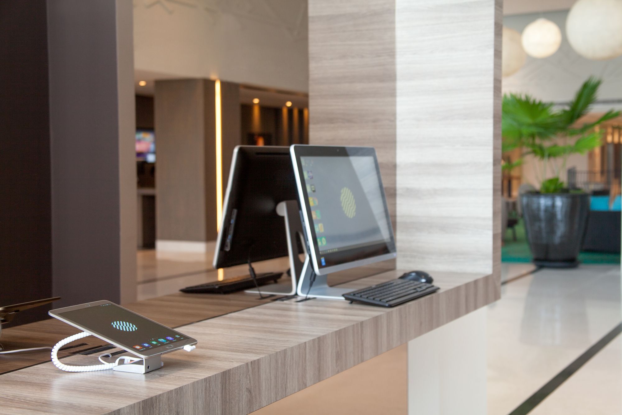 Pullman Miri Waterfront Hotell Eksteriør bilde A computer at a hotel
