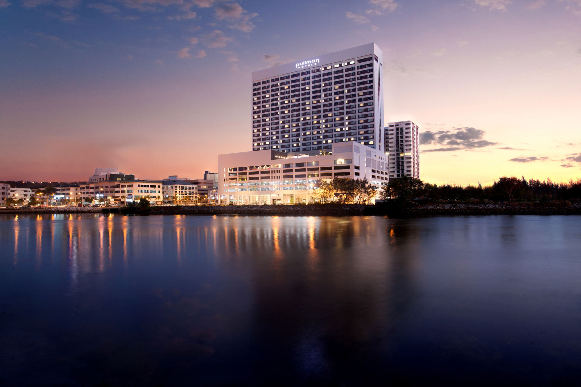 Pullman Miri Waterfront Hotell Eksteriør bilde The Royal Thai Navy Hospital