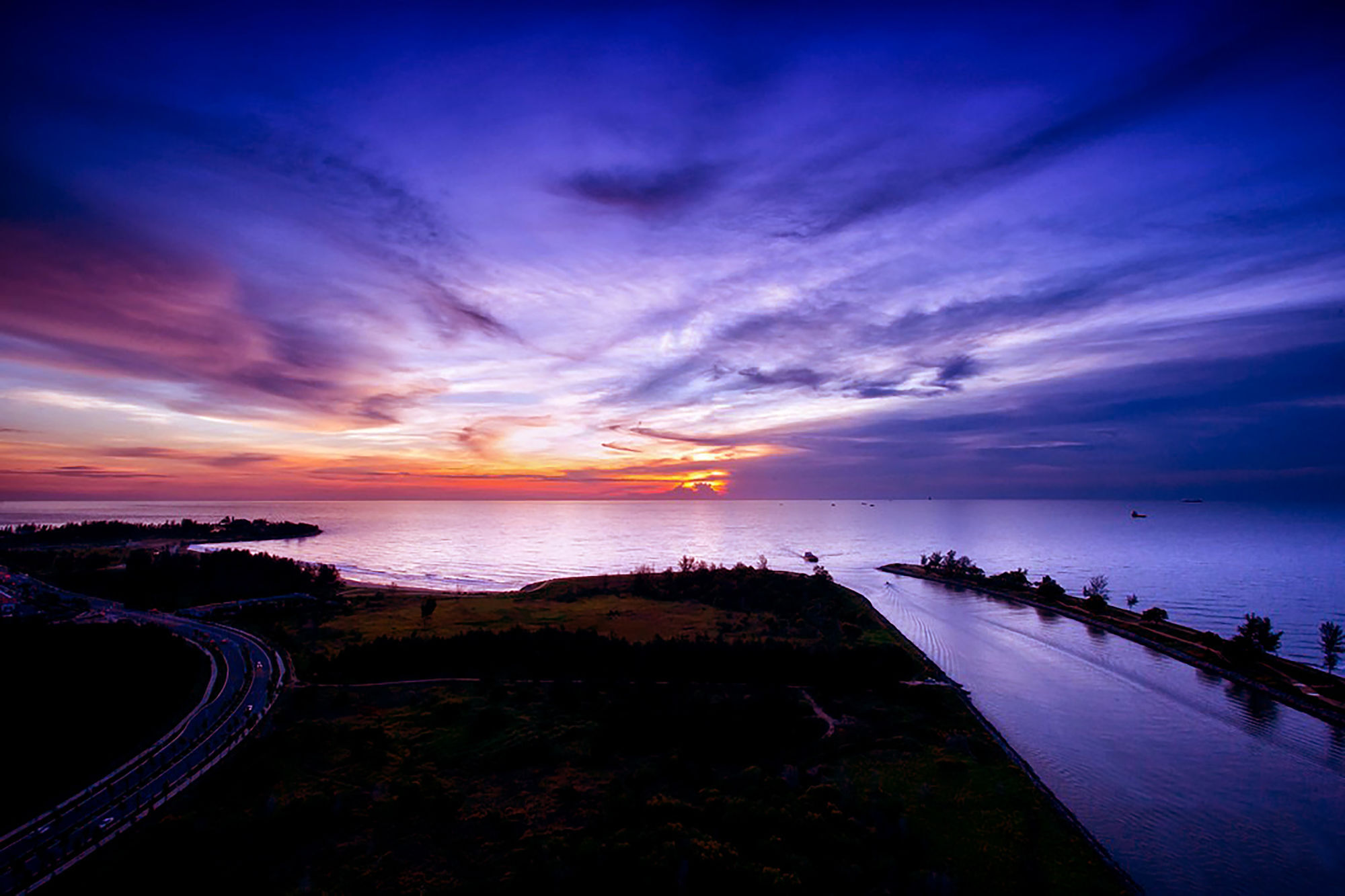 Pullman Miri Waterfront Hotell Eksteriør bilde Sunset at the mouth of the river