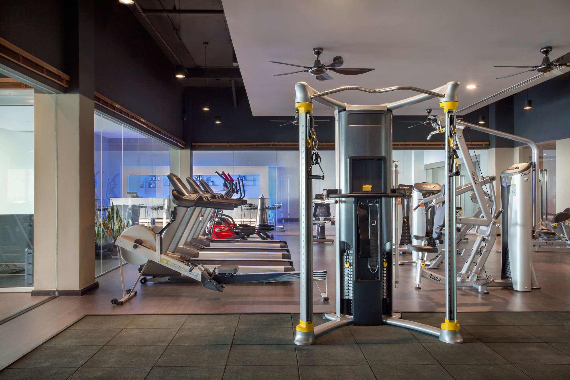 Pullman Miri Waterfront Hotell Eksteriør bilde The gym at the hotel