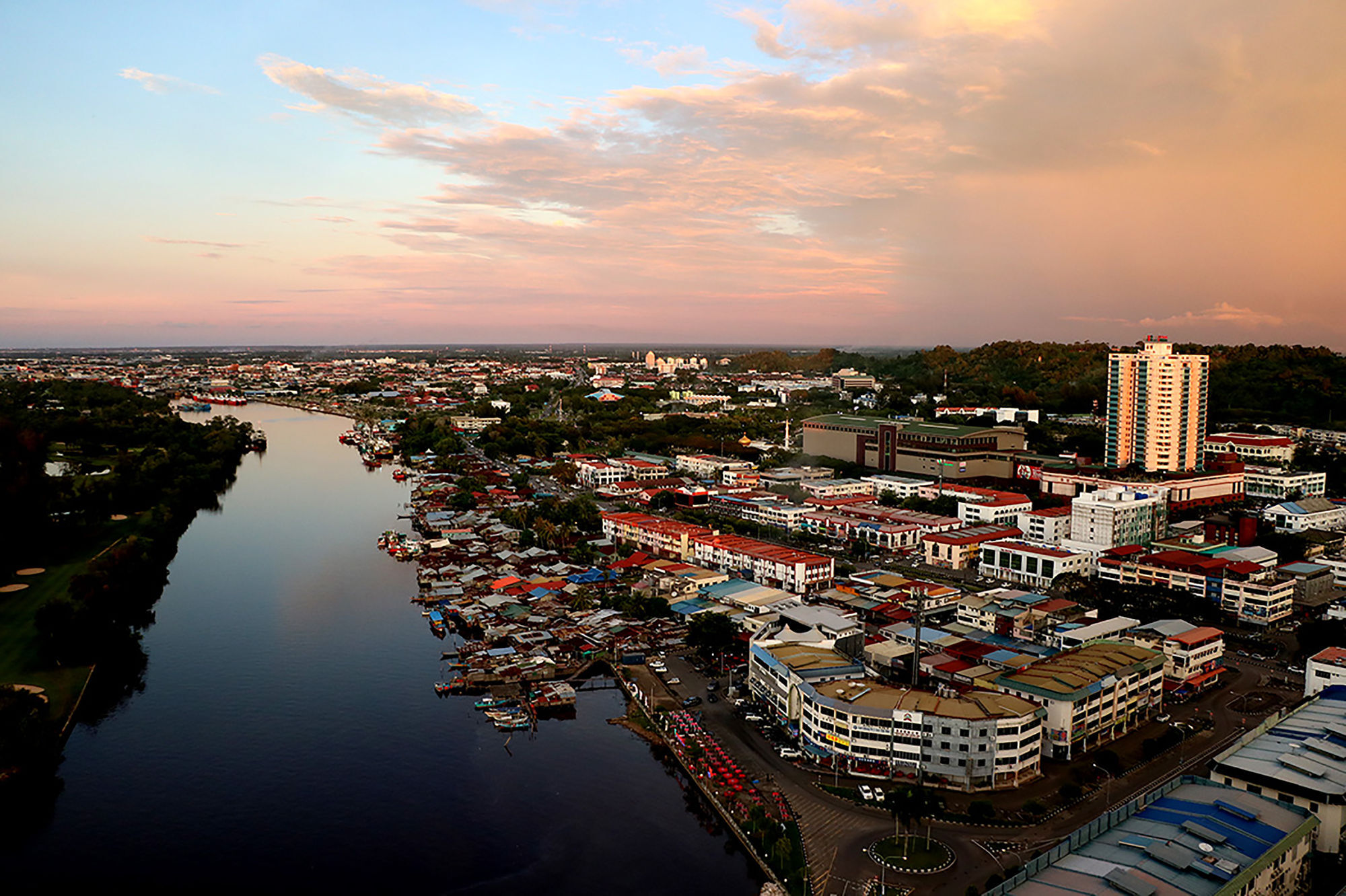 Pullman Miri Waterfront Hotell Eksteriør bilde Aerial view of La Paz