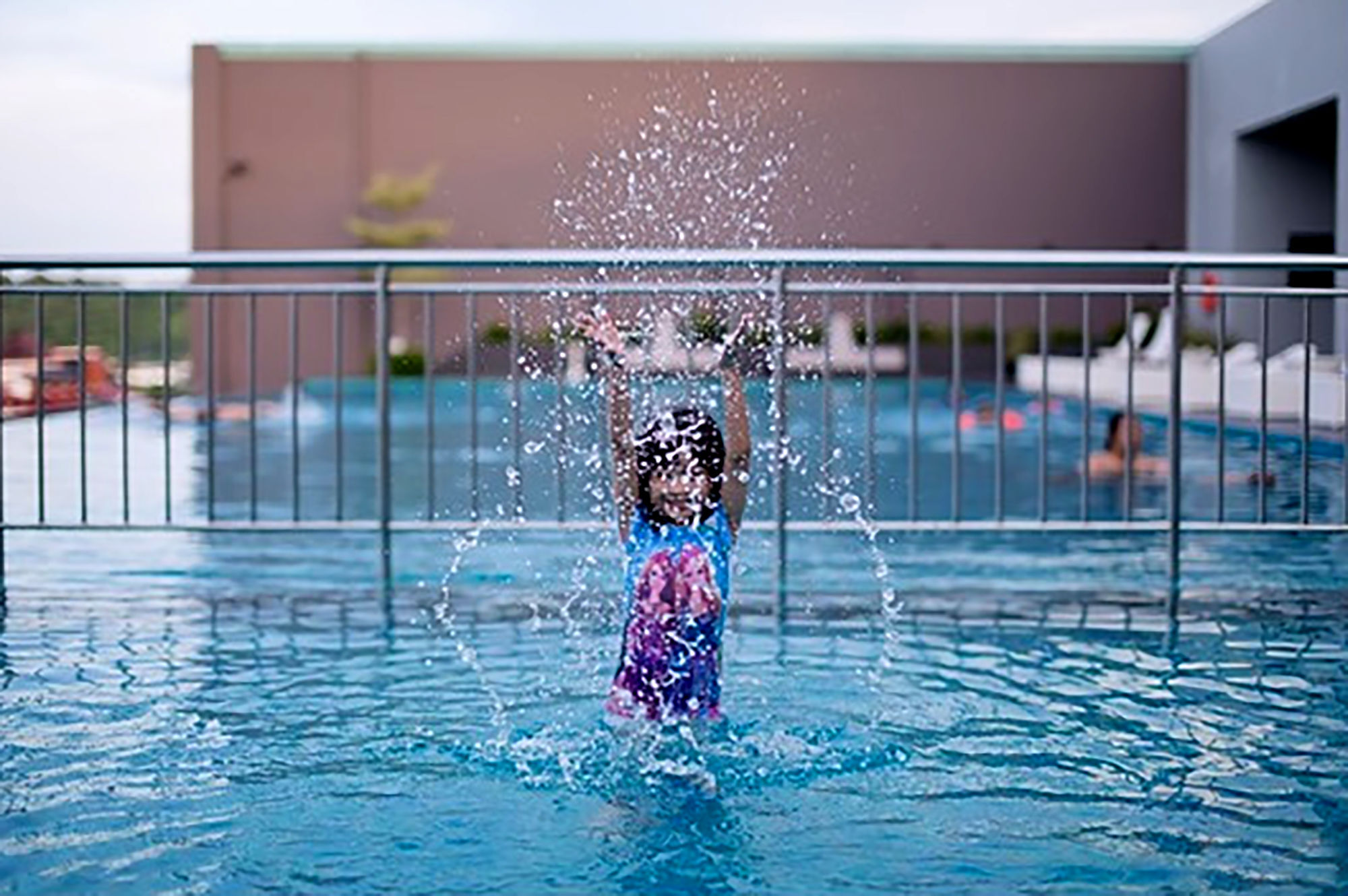 Pullman Miri Waterfront Hotell Eksteriør bilde Swimming pool at the hotel