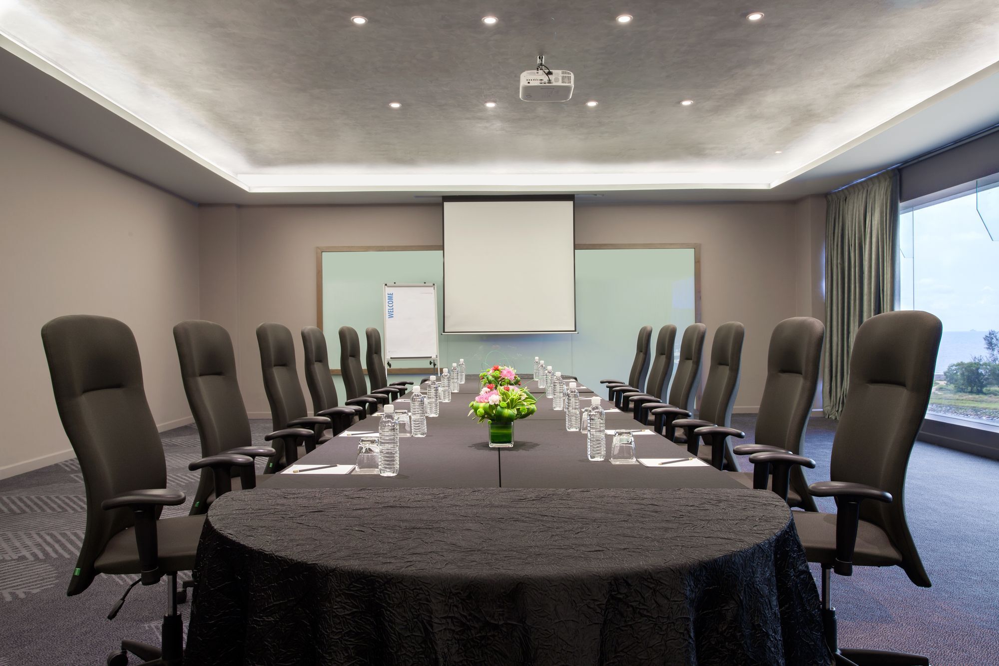 Pullman Miri Waterfront Hotell Eksteriør bilde Meeting room