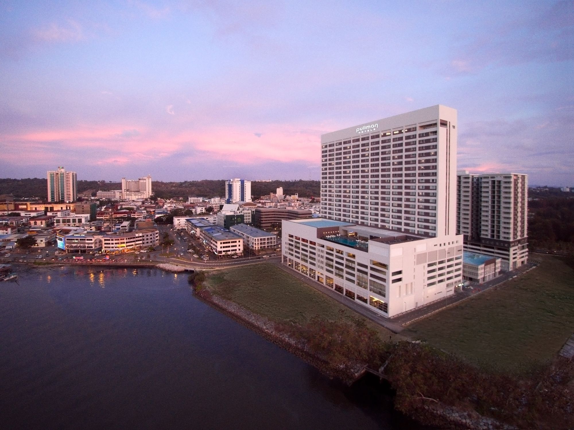 Pullman Miri Waterfront Hotell Eksteriør bilde The Riverfront
