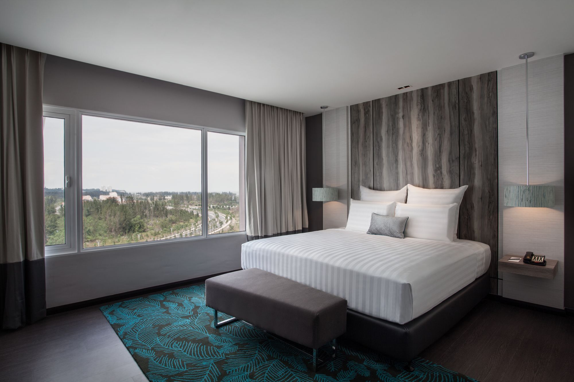Pullman Miri Waterfront Hotell Eksteriør bilde Executive Suite bedroom