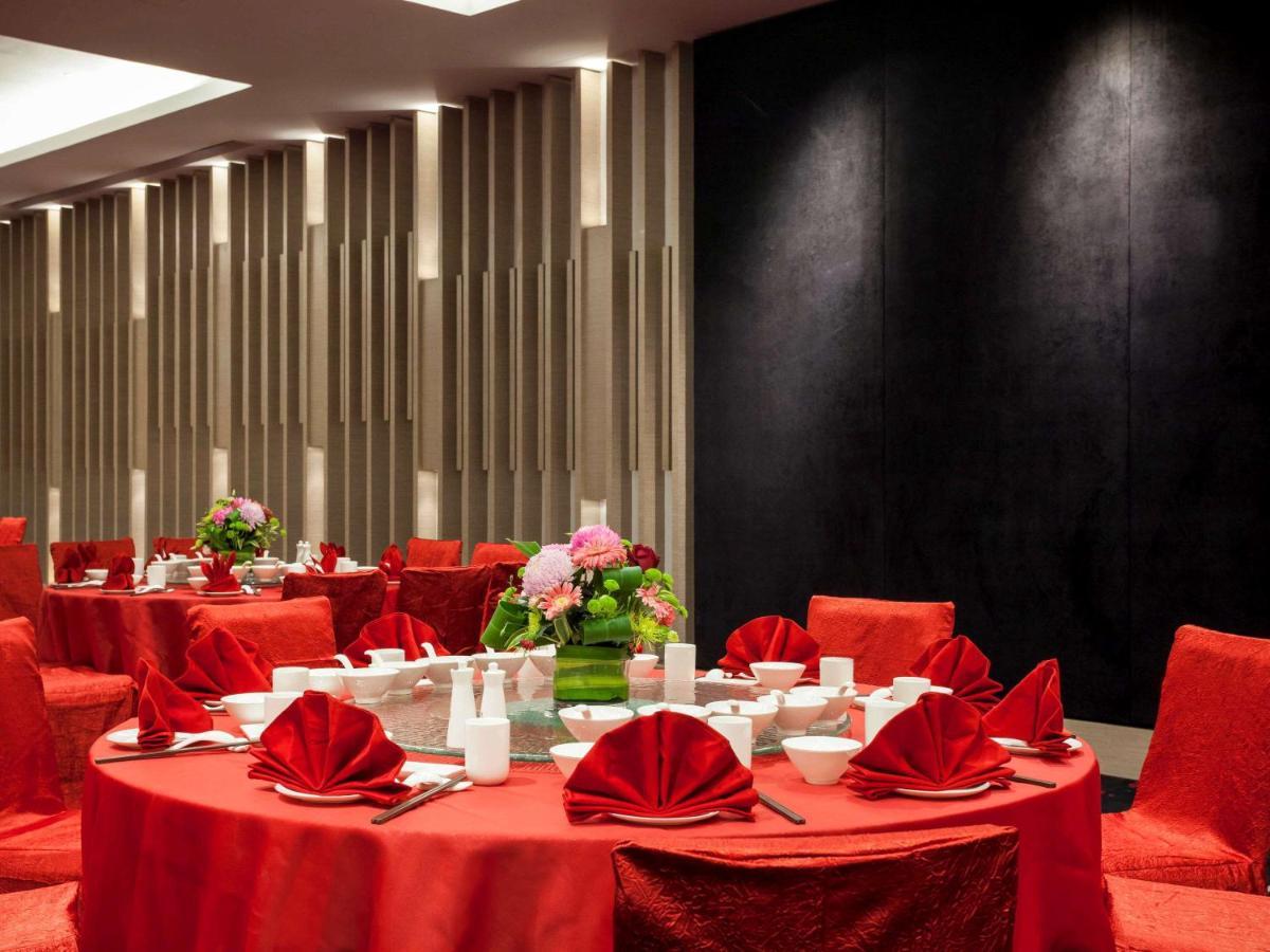 Pullman Miri Waterfront Hotell Eksteriør bilde A banquet hall in a hotel